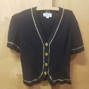 ST. JOHN BLACK Short Sleeve JACKET
METALLIC TRIM
Sz 6
4 Gold ToneButton Closure